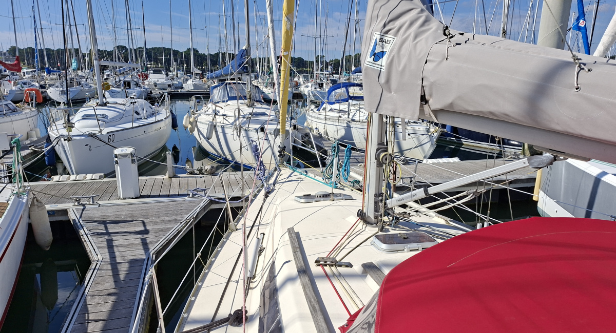 Vue vers l'avant du bateau depuis le cockpit.