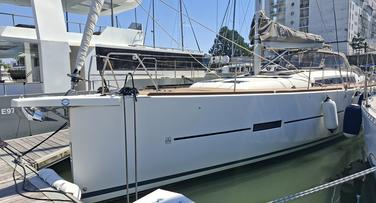 Le Dufour 460 GL d'occasion en vente chez Iloria Bretagne. Première main et très bien entretenu.