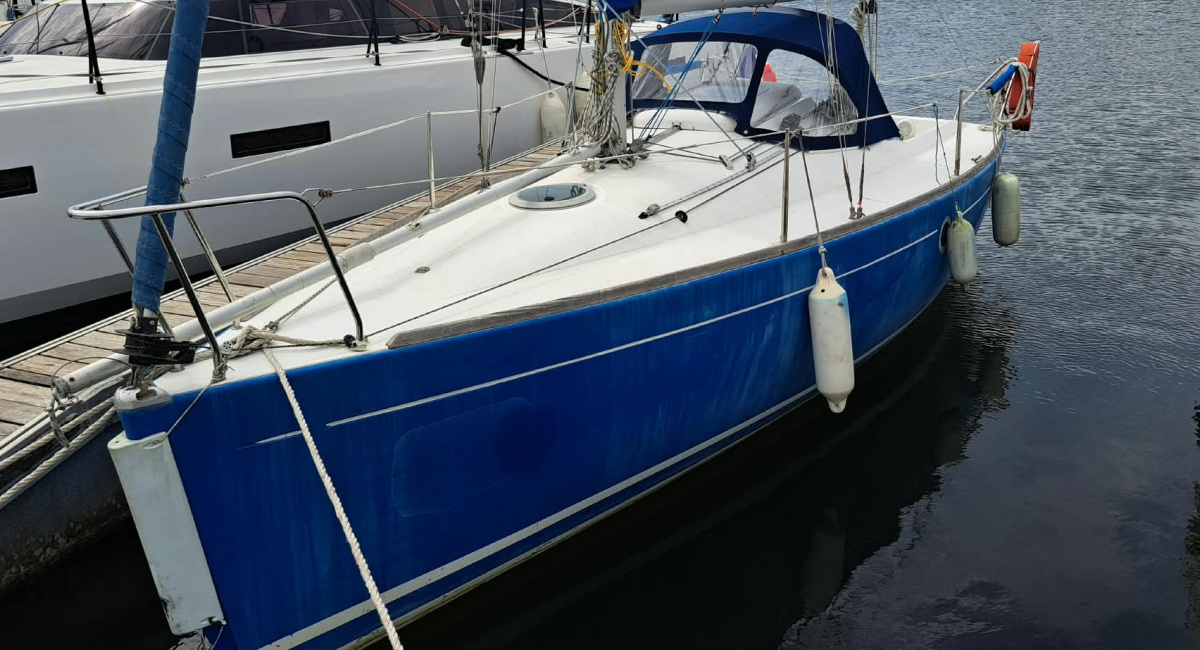 First 210   Mily   Vue extérieur   Port de Kernével