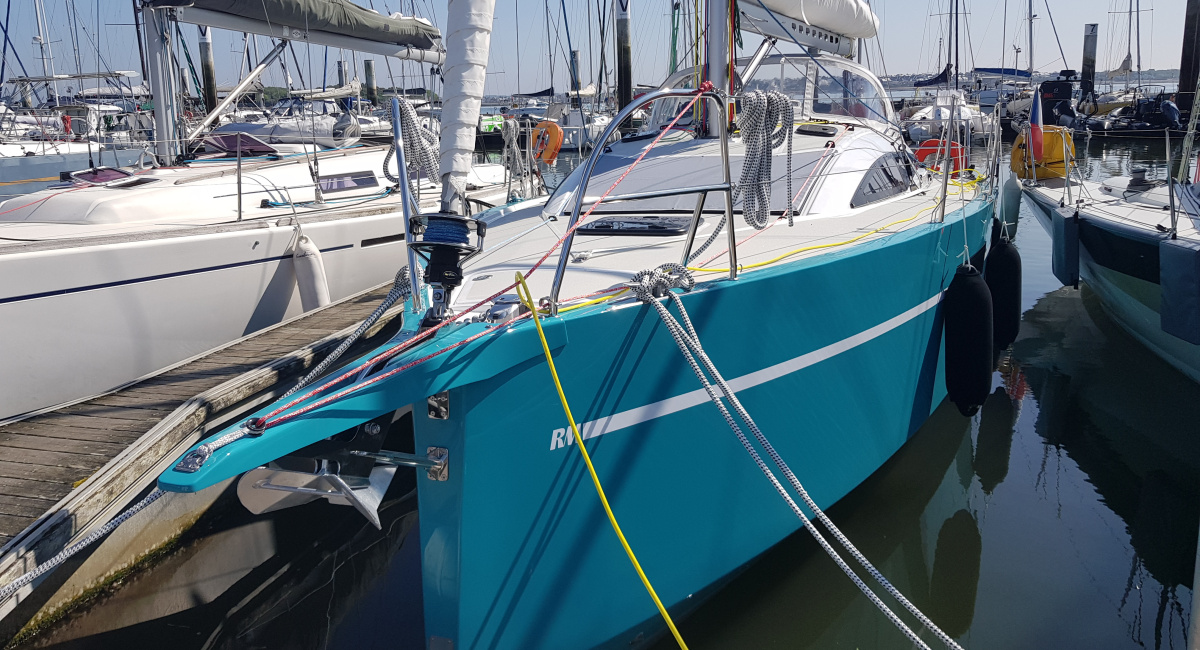 Longue dephinière et étrave inversée sur le RM 970 en location chez Iloria Bretagne