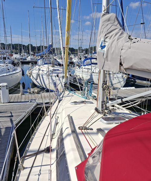 Vue vers l'avant du bateau depuis le cockpit.
