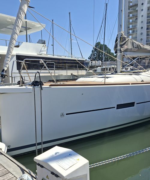 Le Dufour 460 GL d'occasion en vente chez Iloria Bretagne. Première main et très bien entretenu.