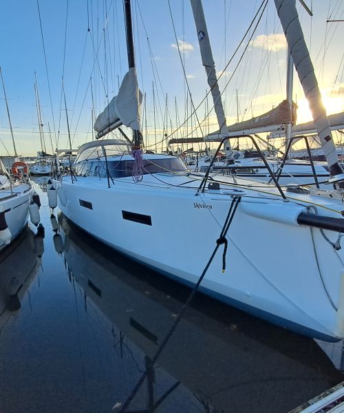 Vue de l'étrave du JPK 39 FC sur le ponton du Port de Kernevel