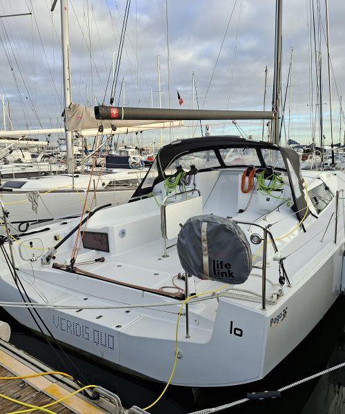 Large de 4m avec un bouchain vif très bas, le pogo 36 a une très bonne stabilité et la capacité de partir au planning facilement.