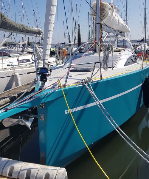Longue dephinière et étrave inversée sur le RM 970 en location chez Iloria Bretagne