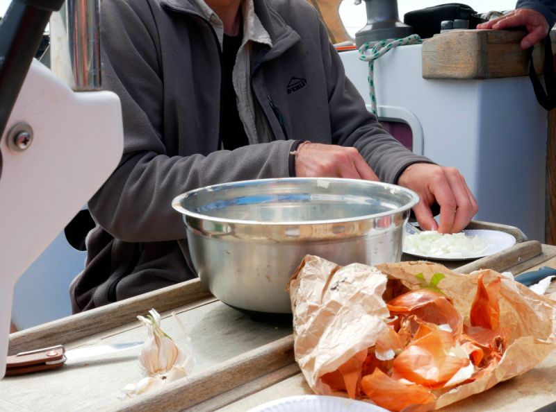 Cuisine pelage d'oignons en croisière