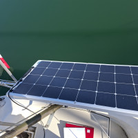 Panneau solaire rigide sur balcon avec support articulé