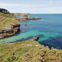 La côte nord de Belle Ile, entre Sauzon et la pointe des Poulains est très découpée. le sentier offre des vues magnifiques sur la mer, la presque Ile