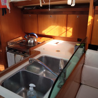 La cuisine du Dufour 34 est spacieuse avec un double évier et un grand frigo