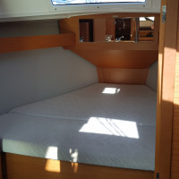 Grande largeur de couchage dans la cabine propriétaire du Dufour 360