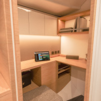 L'espace bureau à l'avant du carré du nouveau Dufour 39 peut aussi être aménagé en rangement ou en salle d'eau.