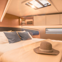 Grande cabine propriétaire à l'avant sur le Dufour 39 construit par le chantier Dufour Yachts