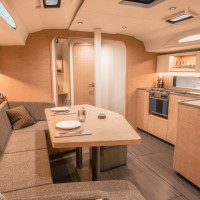 Grand carré et cuisine en long sur tribord sur le nouveau Dufour 39