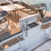 La version confort du Dufour 39 propose une grande table de cockpit, un module arrière incluant la plancha et un plage de bain.