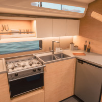 Cuisine sur tribord avec large plans de travail et beaucoup de rangements