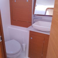 Toilettes et salle d'eau spacieuse et bien agencée sur le Dufour 390