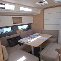 Carré convivial transformable en couchage pour accueillir 8 personnes dans le Dufour 41
