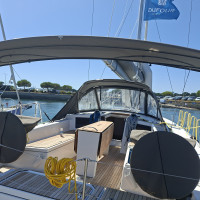 Large cockpit sur le Dufour 41 avec revêtement teck pour plus de confort.