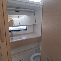 Salle d'eau avec douche et WC marins à tribord