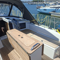 Grande table de cockpit pour accueillir tout l'équipage sur le Dufour 41