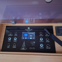 Panneau électrique du Dufour 460 GL avec un écran d'information sur les niveaux des réservoirs et des batteries