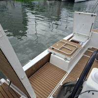 La poutre arrière du bateau permet un accès facile à la plage de bain part tribord et abrite la Plancha, l'évier et la boite à gaz.