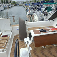 Très grand cockpit pour profiter à fond des mouillage avec une plancha et un évier intégrés dans la poutre arrière. Pratique pour la cuisine en plein 