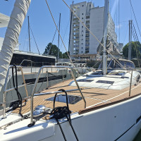 Un pont très vaste couvert d'un flexiteck par le chantier Dufour. Moins d'entretien que le teck et beaucoup plus confortable et esthétique que le pont