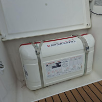 Radeau de survie Transocéan 6 places sur le Dufour 460GL en vente chez Iloria Bretagne