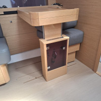 La table à carte coulissante permet de s'installer soit dans le sens de la marche, soit dans le sens contraire, libérant ainsi plus d'espace sur les a