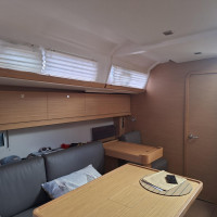 Table de carré et intérieur chene clair dans ce Dufour 460 GL en vente d'occasion