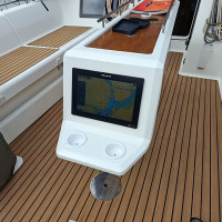 Grand GPS raymarine 12'' sur la table de cockpit pour avoir toujours la cartographie sous les yeux depuis les postes de barre