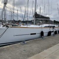 Dufour 460 GL à quai, vu du côté bâbord