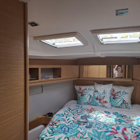 Grande cabine propriétaire à l'avant du bateau avec salle d'eau et toilettes séparés