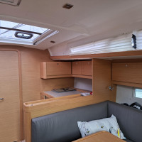 Partie tribord de la cuisine sur Dufour 460 Grand Large