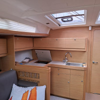 Disposition de la cuisine originale sur le Dufour 460 Grand Large. Ergonomique avec beaucoup de rangements