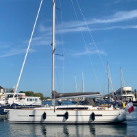 Très belle ligne du Dufour 460 GL en train de manoeuvrer dans le port de Lorient. Facile grace au propulseur d'étrave.