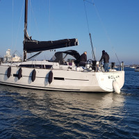 Dufour 460GL au moteur en rade de Lorient