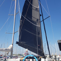 Le responsable Elvström Lorient est sur place pour l'installation de la Grand voile