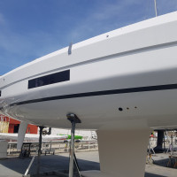 Bateau sorti du chantier et livré à Lorient par camion