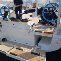 Chantier de pose du flexiteck dans le cockpit et sur les passe-avants