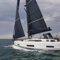 Belle vitesse du Dufour 470 avec 1 ris dans la GV et génois entièrement déroulé