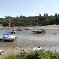 Le port de Sauzon est tout à fait recommandé pour les bateaux échouables car il offre alors un abris très sur par toute orientation du vent.
