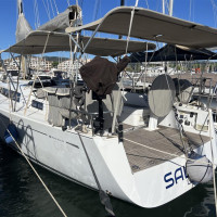 Vue du Cockpit du Grand Soleil 39 avec teck et table de cockpit