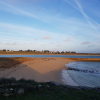 Vue de la grande plage de Houat prise depuis le vieux port. Bien abritée de tous vents de secteurs sud à nord-ouest.