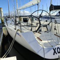 Grand cockpit et barre à roue carbone sur l'IMX45 rénové entièrement en 2025 par Iloria Bretagne