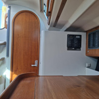 Table à carte à bâbord avec placard à cirés dans le meuble dossier du navigateur