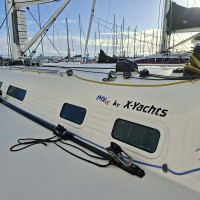 Nombreux ouvrants sur le roof en sifflet de l'IMX45 en vente chez Iloria Bretagne