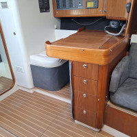 Grande table à carte sur bâbord avec panneau électrique et électronique à proximité