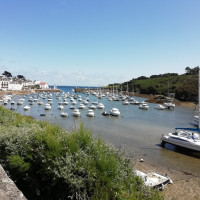 Le port de Sauzon à marée basse offre un abris très sur pour les bateaux qui peuvent s'échouer.